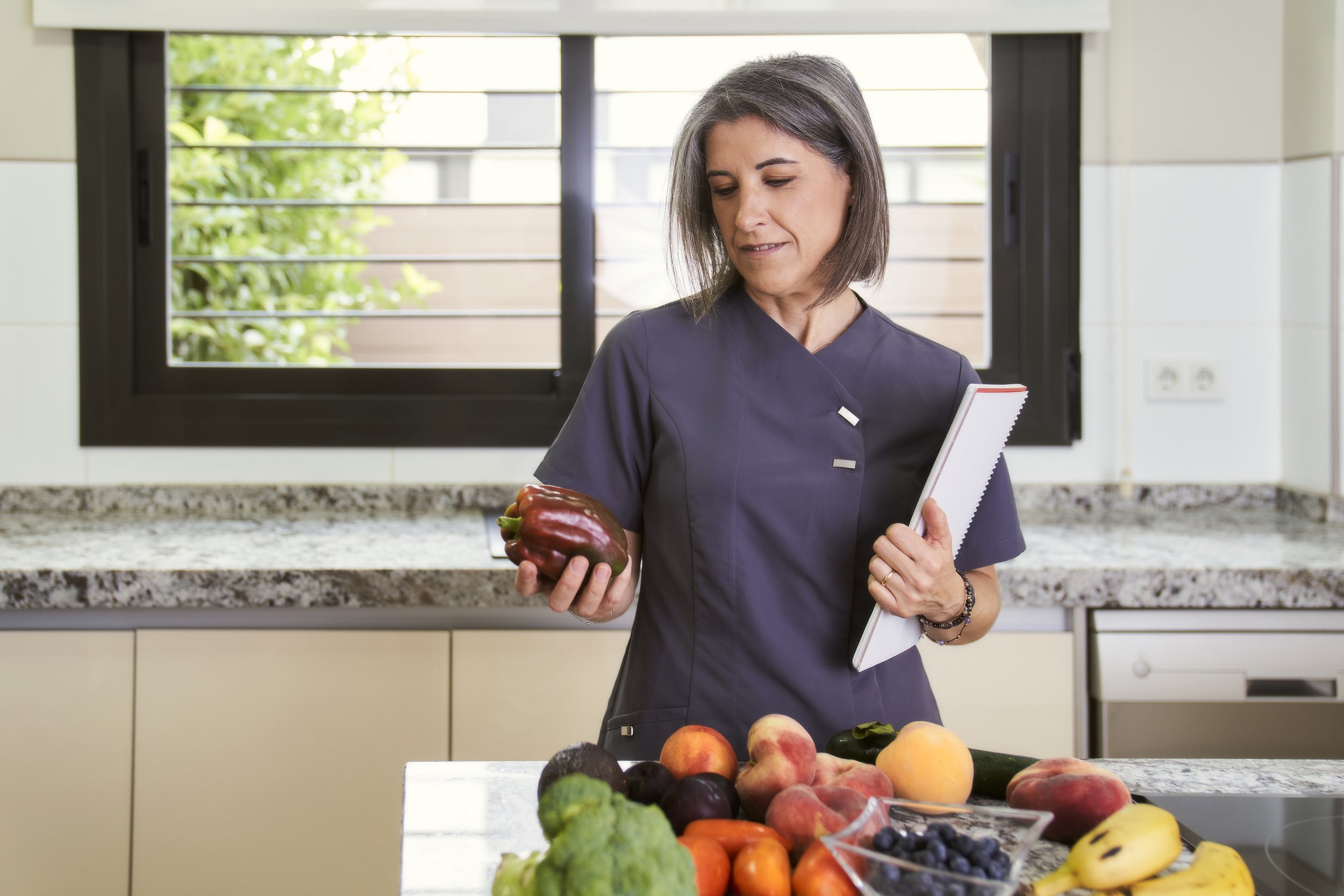 Healthcare provider speaking with a patient about nutrition during a consultation.
